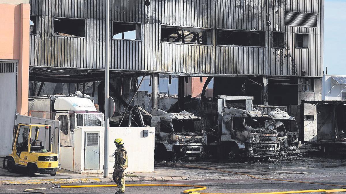 Bomberos sofocan el incendio declarado el pasado día 11 en una nave industrial de Castelló.