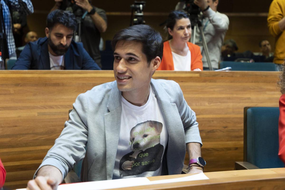 Borja Sanjuán sonríe en un pleno del Ayuntamiento de València.
