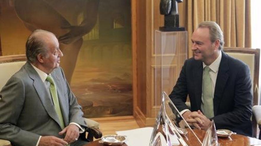 El Rey charla con el presidente de la Generalitat Valenciana, Alberto Fabra, a quien recibió hoy en audiencia en el Palacio de la Zarzuela