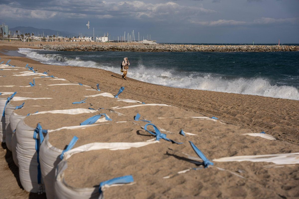 Imagen de uno de los pocos temporales marítimos que han azotado la costa de Barcelona este año