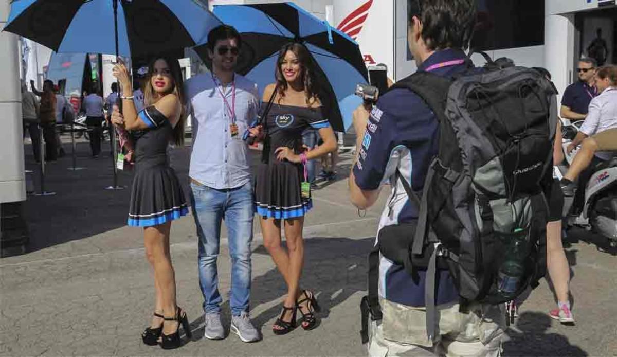 Las paragüeras son las protagonistas del paddock del Gran Premio de Catalunya de Moto GP