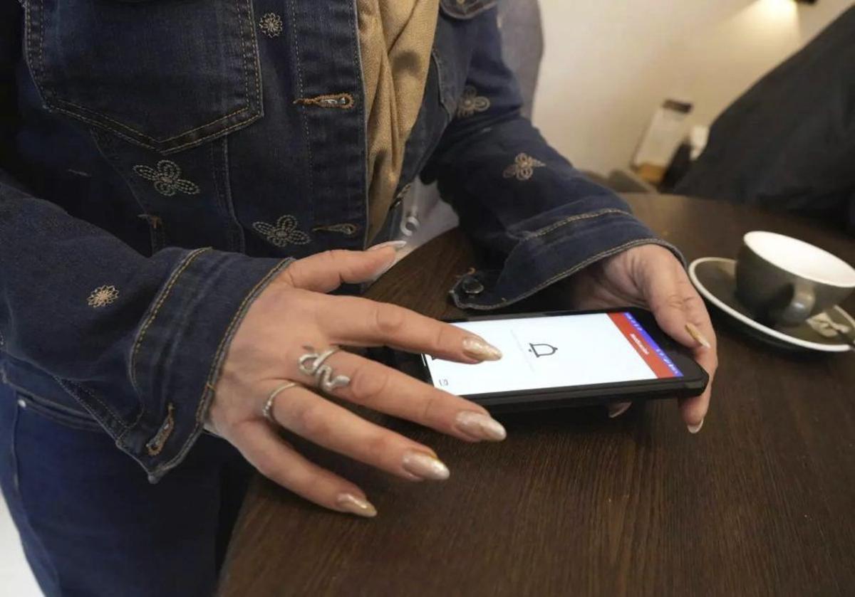 Andrea muestra el dispositivo que le alerta si su ex pareja está cerca. | JOSÉ LUIS FERNÁNDEZ