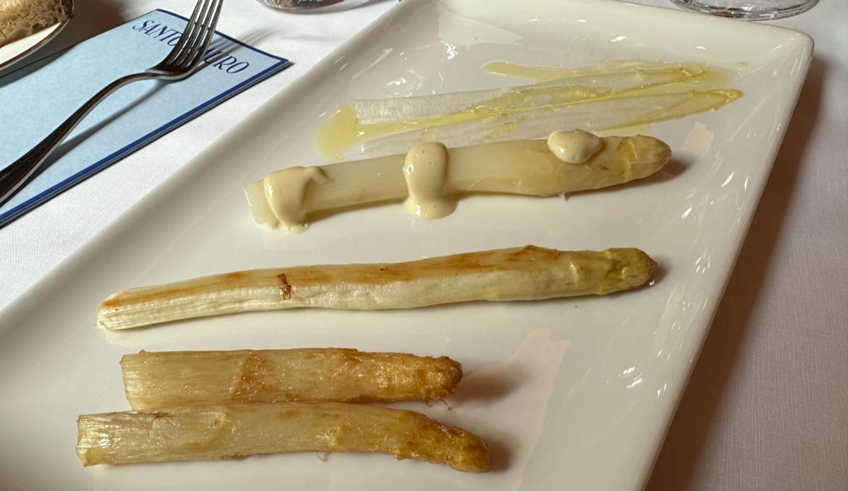 Cuatro espárragos en diferentes texturas y sabores por el chef navarro Ricardo Gil.