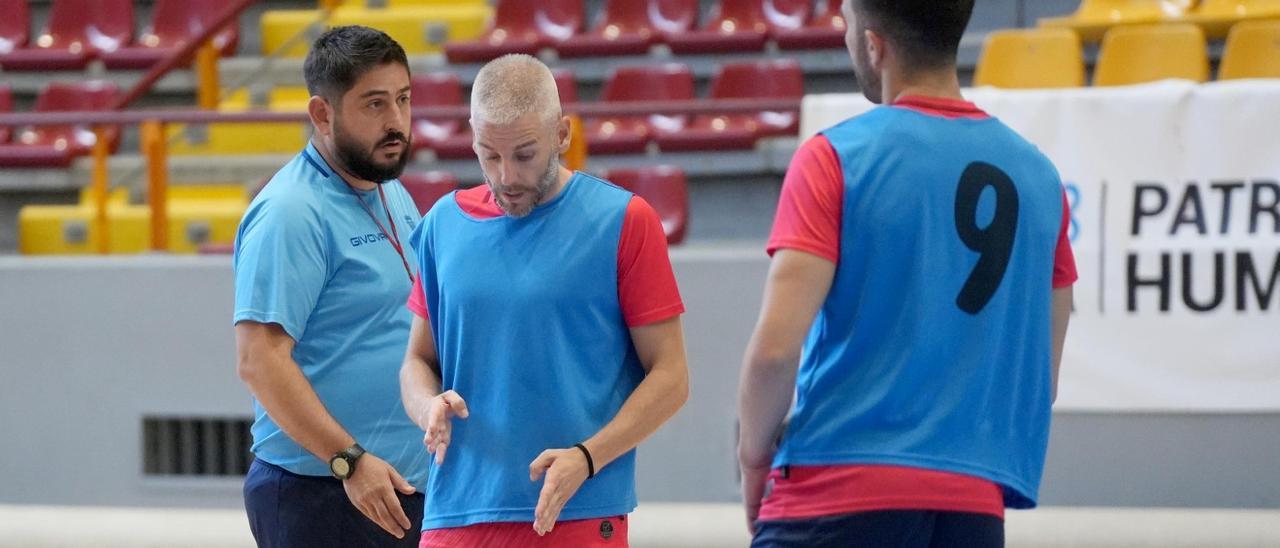 Josan González con Miguelín en la sesión de entrenamiento de hoy.