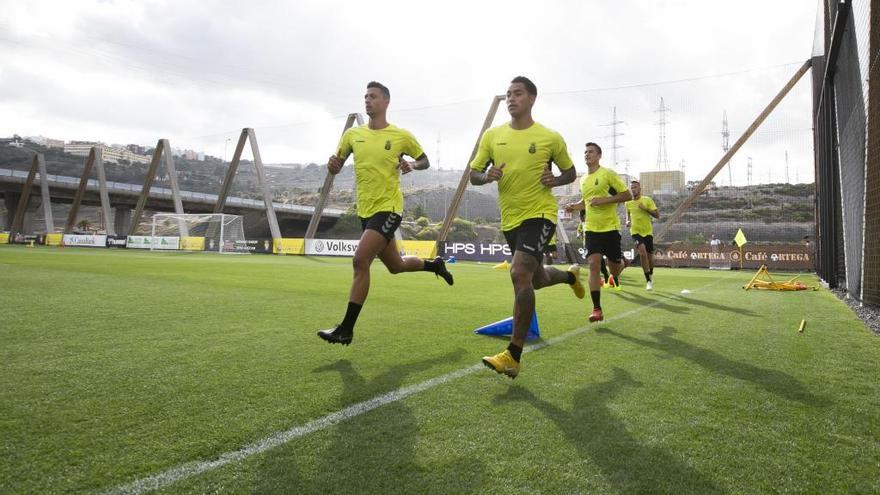 Maikel Mesa, en Barranco Seco, junto a Sergio Araujo, durante una sesión de trabajo físico.