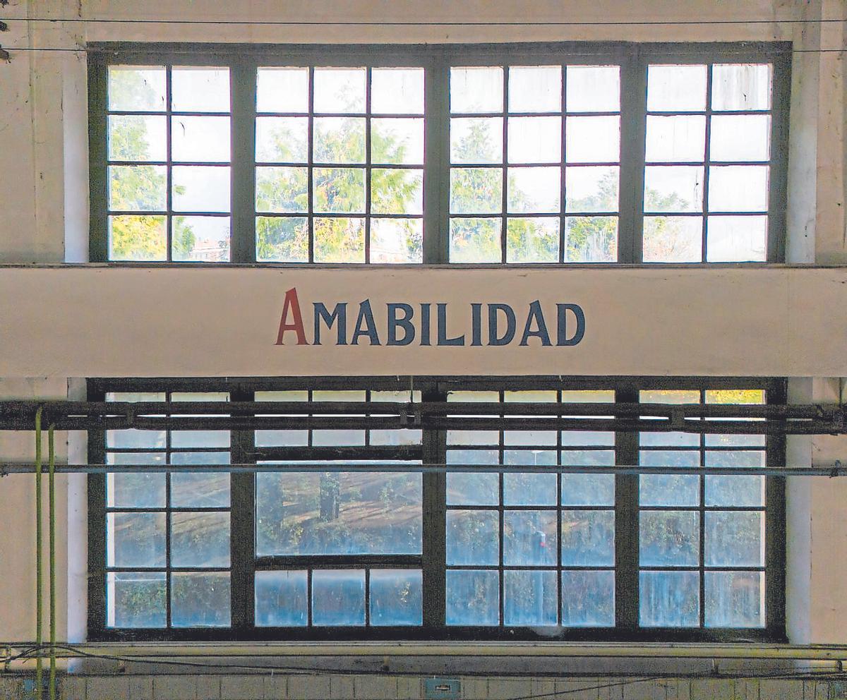 El término «Amabilidad», escrito en una de las paredes de la antigua fábrica de armas de La Vega.