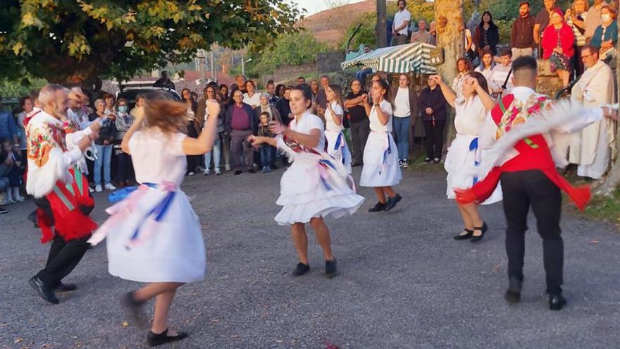 As Danzas Brancas de Prado  da Canda, vivas desde 1800