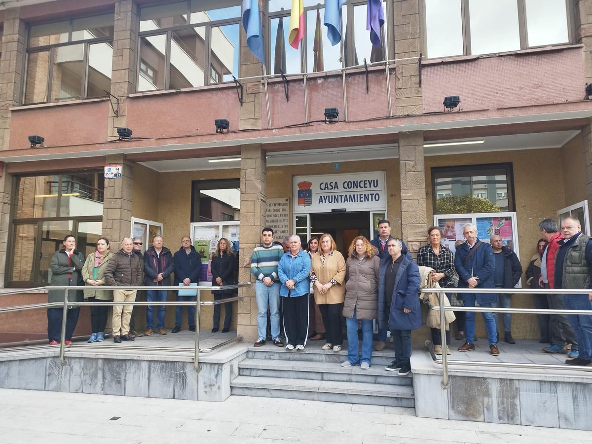 Minuto de silencio ante el Ayuntamiento de Llanera.