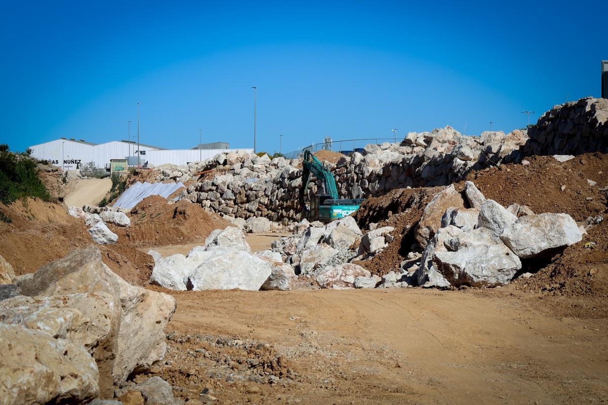 La construcción de las escolleras en el barranco.