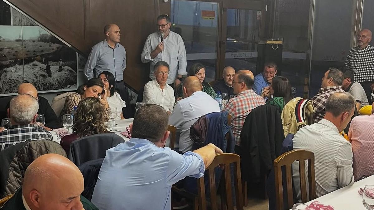 Eduardo Rodríguez, de pie a la izquierda, junto ael actual alcalde José Luis Martínez