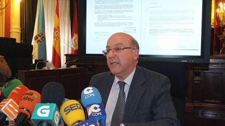 El alcalde Agustín Fernández, durante la comparecencia en la que dio cuenta de la denuncia.  // Iñaki Osorio