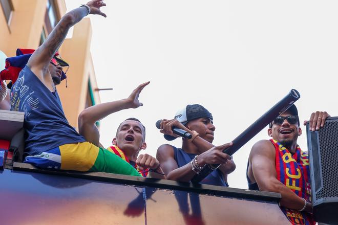 ¡De locos! Las mejores imágenes de una ciudad entregada al Barça