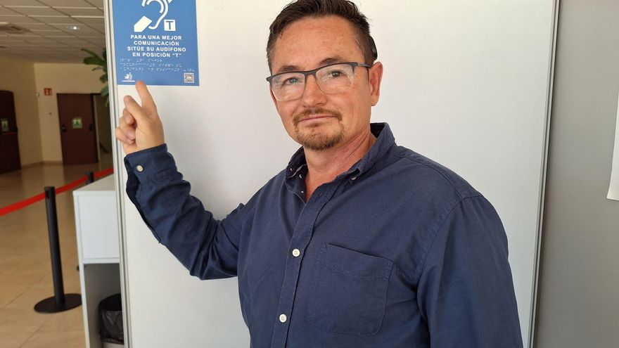 El activista de la comunidad sorda, Marcos Lechet, escucha alto y claro al Ayuntamiento de Telde