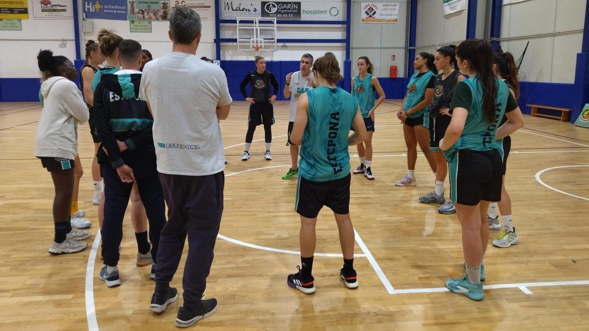 Francis Tomé da algunas indicaciones en el entrenamiento del CAB Estepona.