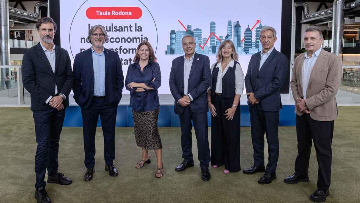 Els participants de la taula rodona celebrada al DFactory. Des de lesquerra, Lorenzo Di Pietro, Juan A. Pérez, Blanca Sorigué, Pere Navarro, Elisabet Tejero, Francesc Fajula y Jaume Raventós.