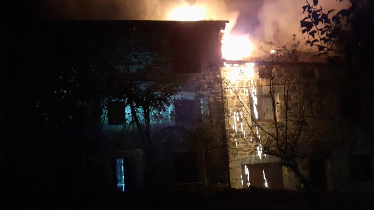 Fuego en el tejado de las dos casas quemadas en Robleda.