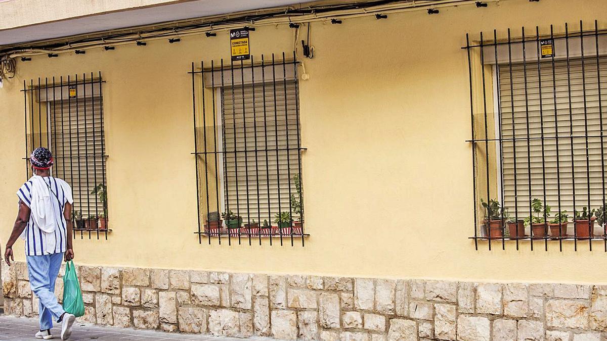Vecinos confirman que cada vez se instalan más sistemas de seguridad en Virgen del Remedio. | PILAR CORTÉS