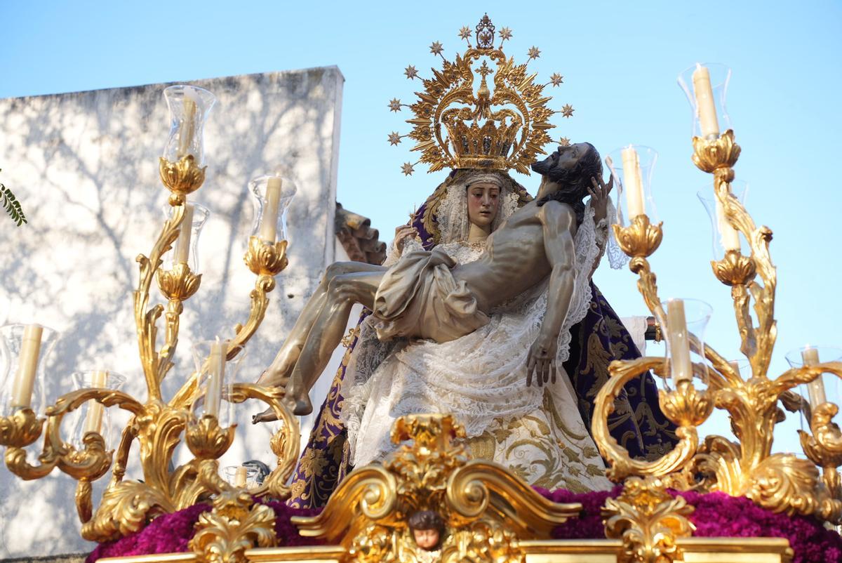 La hermandad de las Angustias siempre ha realizado una gran labor social, como recoge el artículo del historiador Juan Aranda en la revista.