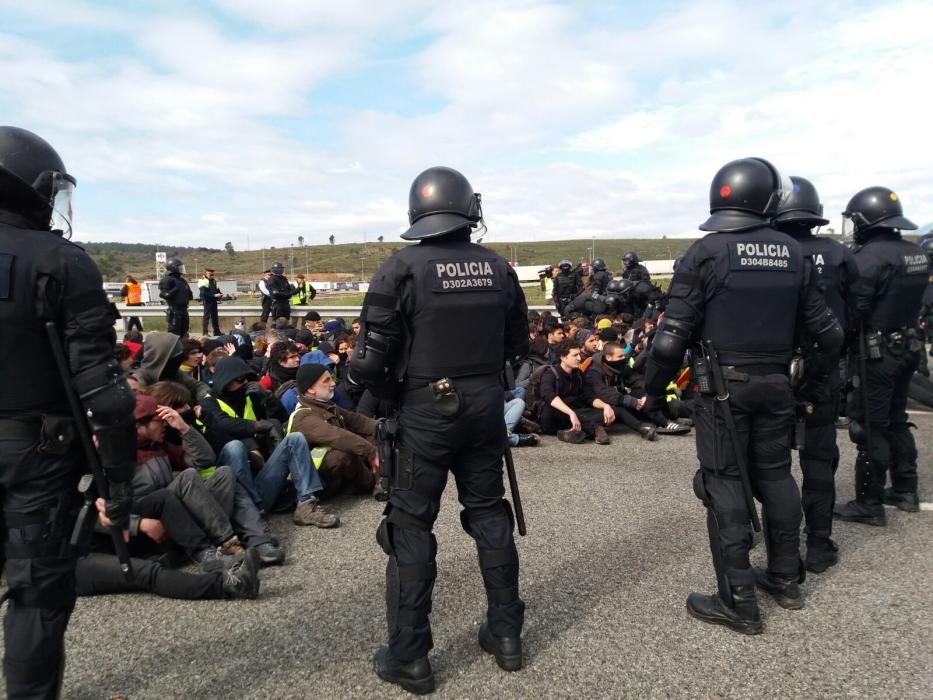 Els Mossos desallotgen els manifestants de l'AP-7