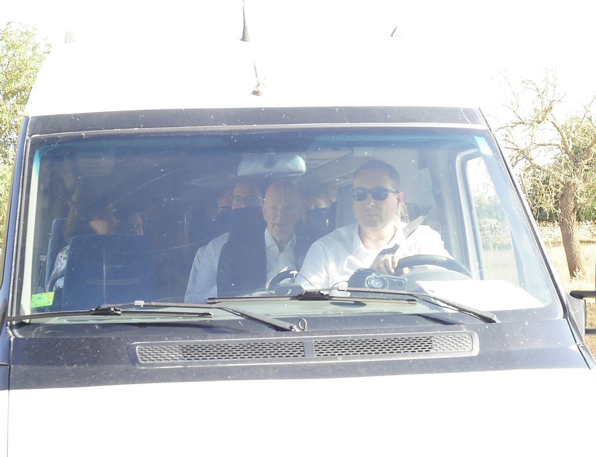 Simeón de Bulgaria, llegando junto con otros invitados.
