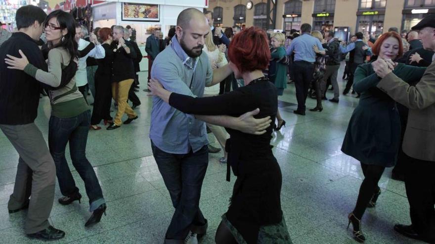 Exhibición de tangos en la Estación del Norte.