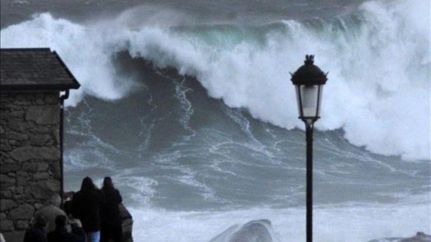 Toda la costa de Galicia, en riesgo por oleaje y viento