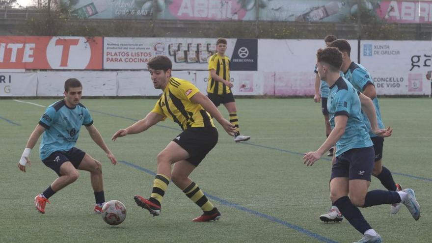 Varios jugadores del Matamá rodean a uno del Rápido. | Alba Villar