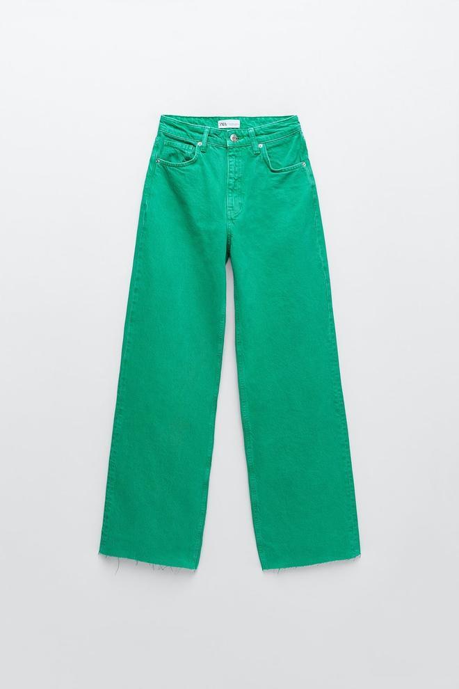 Vaqueros wide leg de tiro alto en color verde, de Zara (29,95 euros)