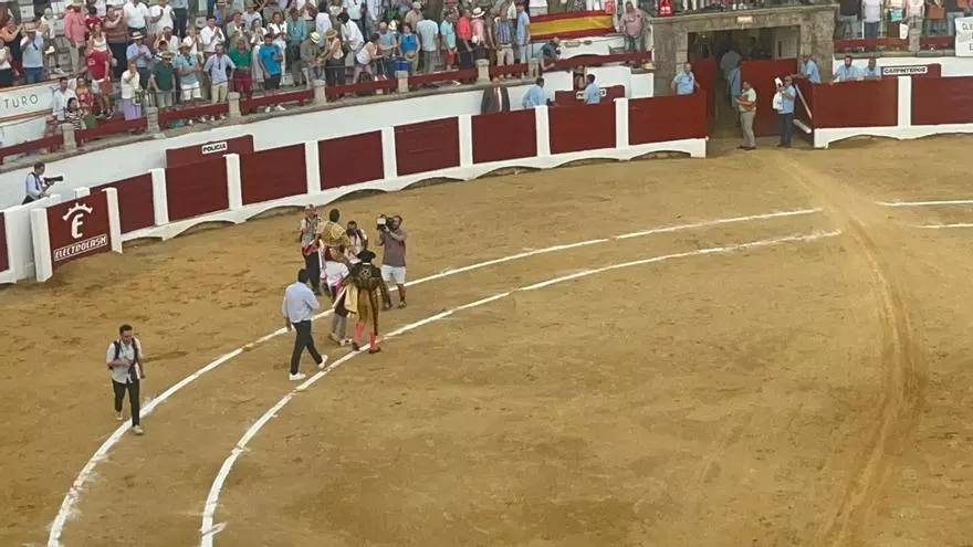 Vídeo | Emilio de Justo sale a hombros de la plaza de toros de Cáceres