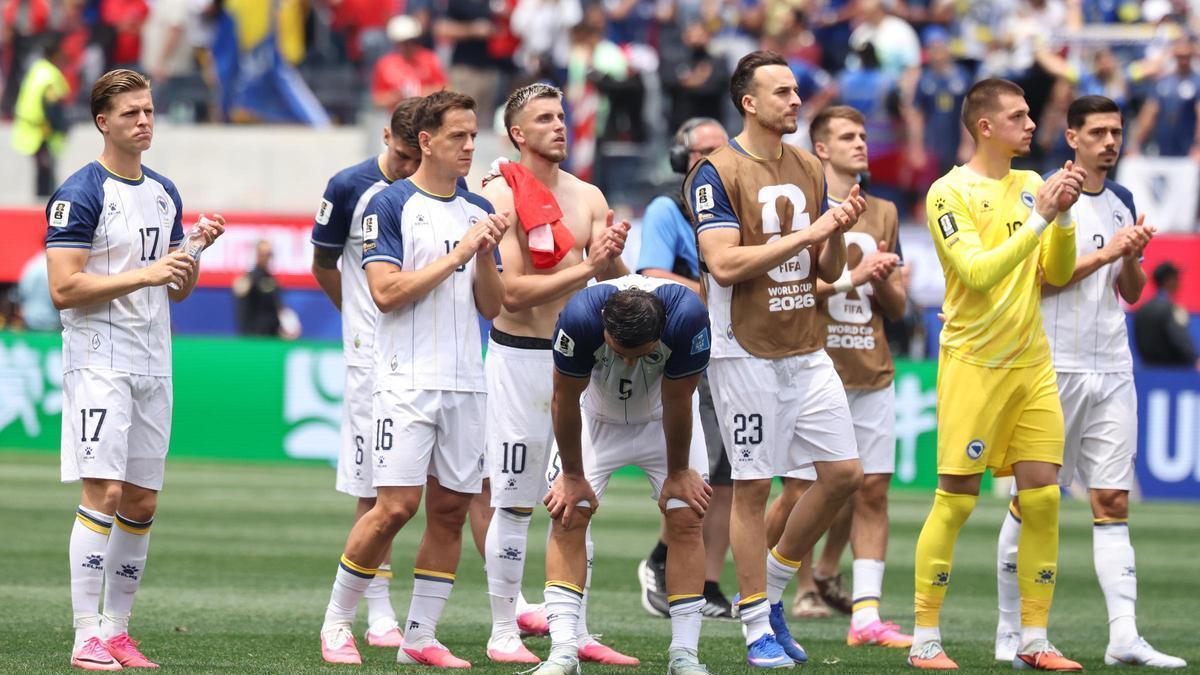 Los jugadores de Bosnia, con Bazdar al fondo, aplauden a sus seguidores al final del partido,
