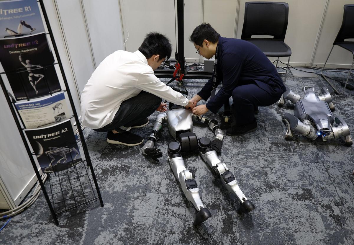 Miembros del personal preparan un robot humanoide en el stand de Unitree Robotics durante la Cumbre de Humanoides en Tokio, Japón, el 28 de mayo de 2026.