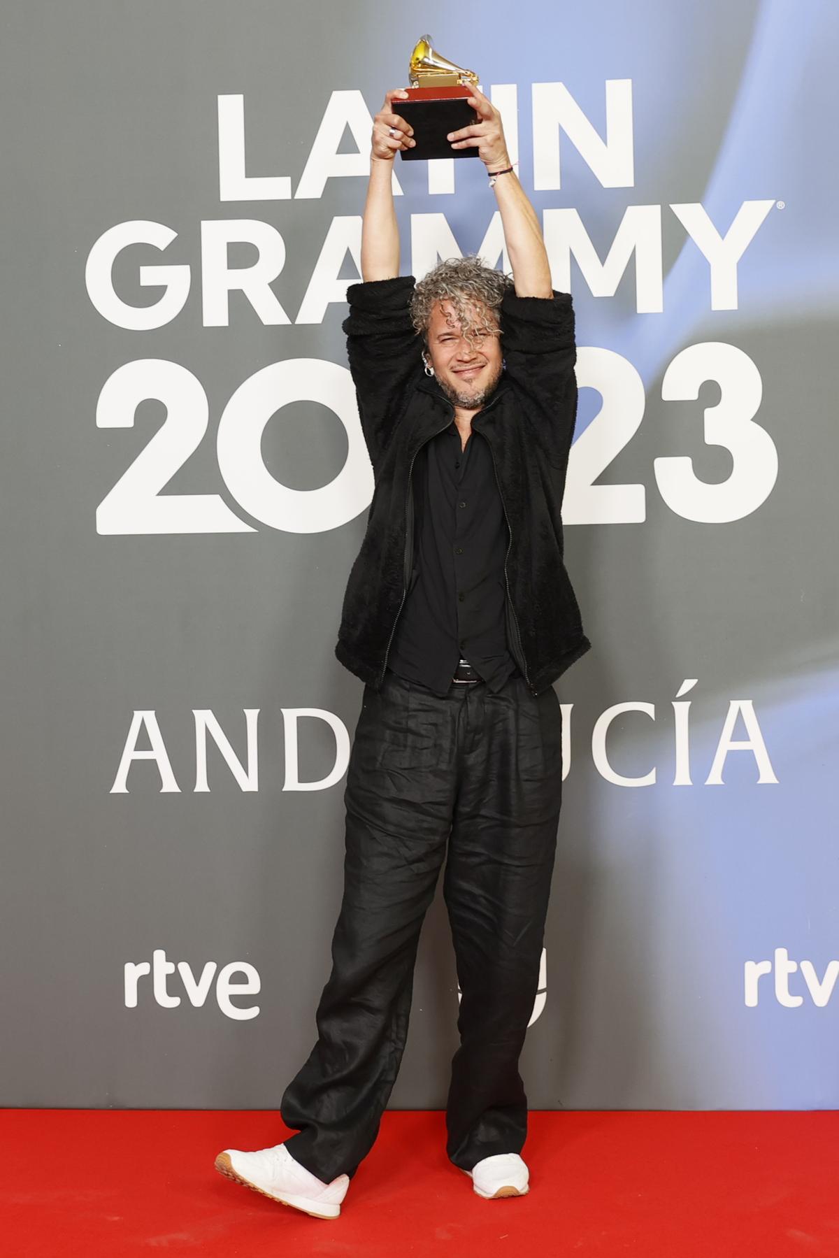 El cantante dominicano Vicente García posa con el premio al Mejor Álbum de Folk, durante la gala anual de los Latin Grammy que se celebra este jueves en Sevilla.