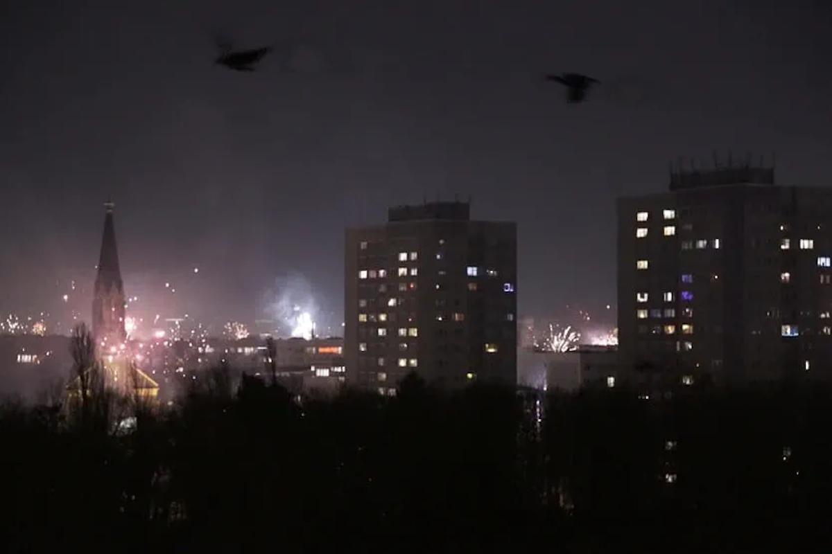 Córvidos volando sobre Berlín durante un espectáculo de fuegos artificiales.