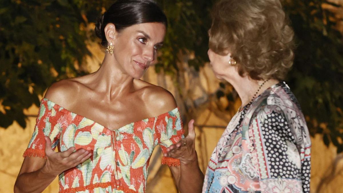 En Marivent, Letizia se mostró cómplice con la reina emérita. | BALLESTEROS/EFE