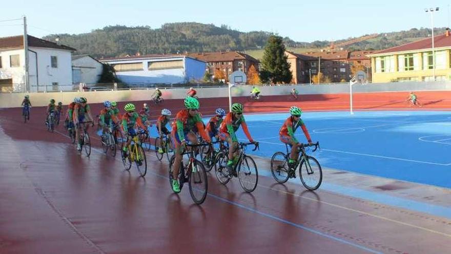 Los ciclistas de la escuela Santi Pérez-Castillo Gauzón, ayer, estrenando la pista de rodadura.