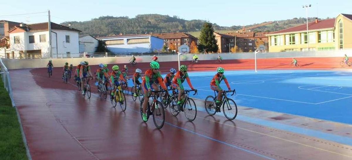Los ciclistas de la escuela Santi Pérez-Castillo Gauzón, ayer, estrenando la pista de rodadura.