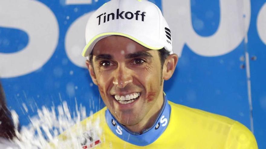 Contador celebra la victoria en el podio de Eibar.