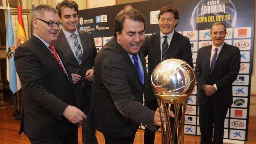 El alcalde agarra el trofeo de la Copa del Rey, con Diego Calvo detrás, este mes en el Ayuntamiento.