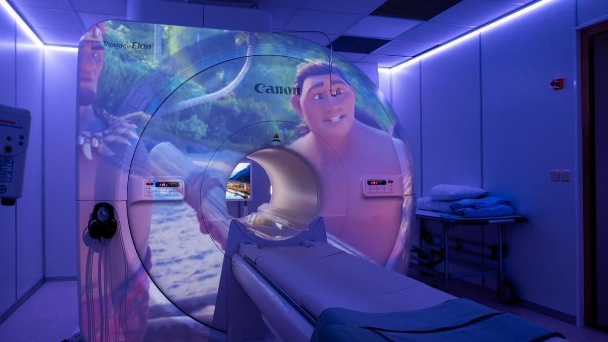 Durch Licht- und Klangeffekte während des MRT in der Klinik Juaneda Muro, gelingt es Patienten, die vorher unter Angstzuständen litten, während der Untersuchung einzuschlafen