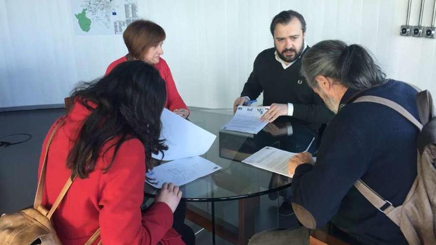 Rafael Cuiña y Celia Alonso firmaron el convenio con Enrique Banet y Cristina Barreiro.