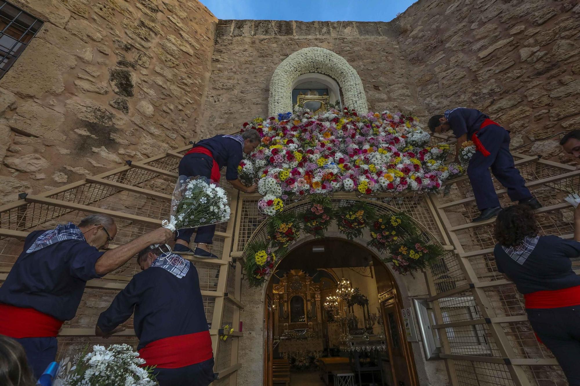 Manto de flores para la patrona de Santa Pola