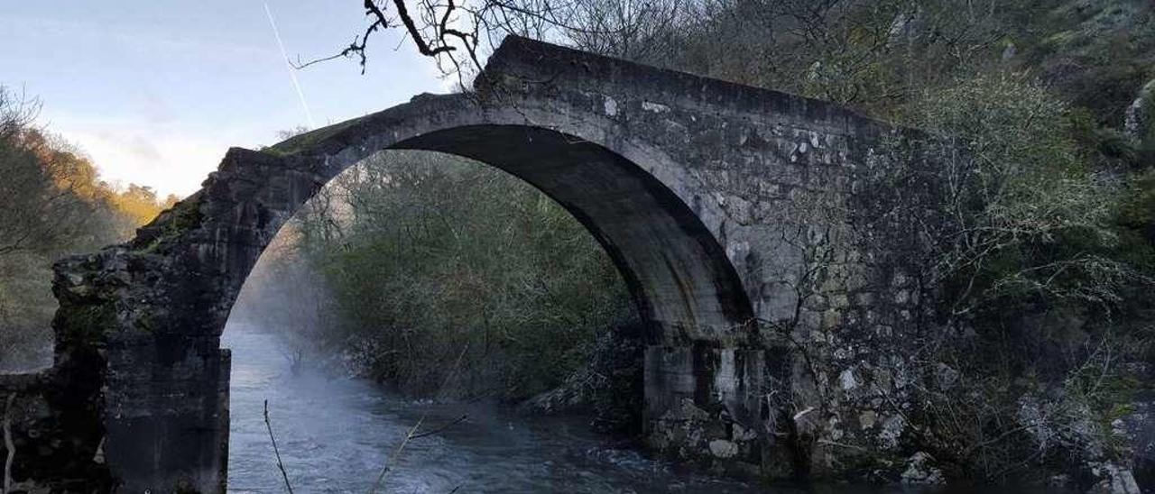 La pasarela entre Cernadela y Abades está semiderribada en el lado izquierdo.