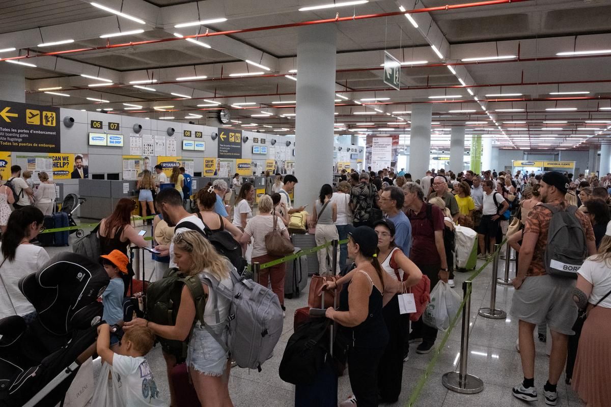 Las fotos del aeropuerto de Palma durante la primera jornada de huelga de controladores franceces