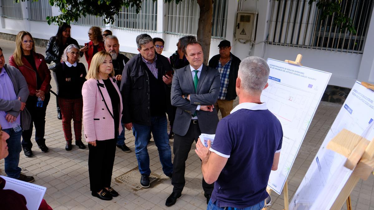 Hidalgo, junto a Armas y Doreste, y parte del personal docente de la Universidad Popular viendo el proyecto de mejora de la nueva sede del Cono Sur.