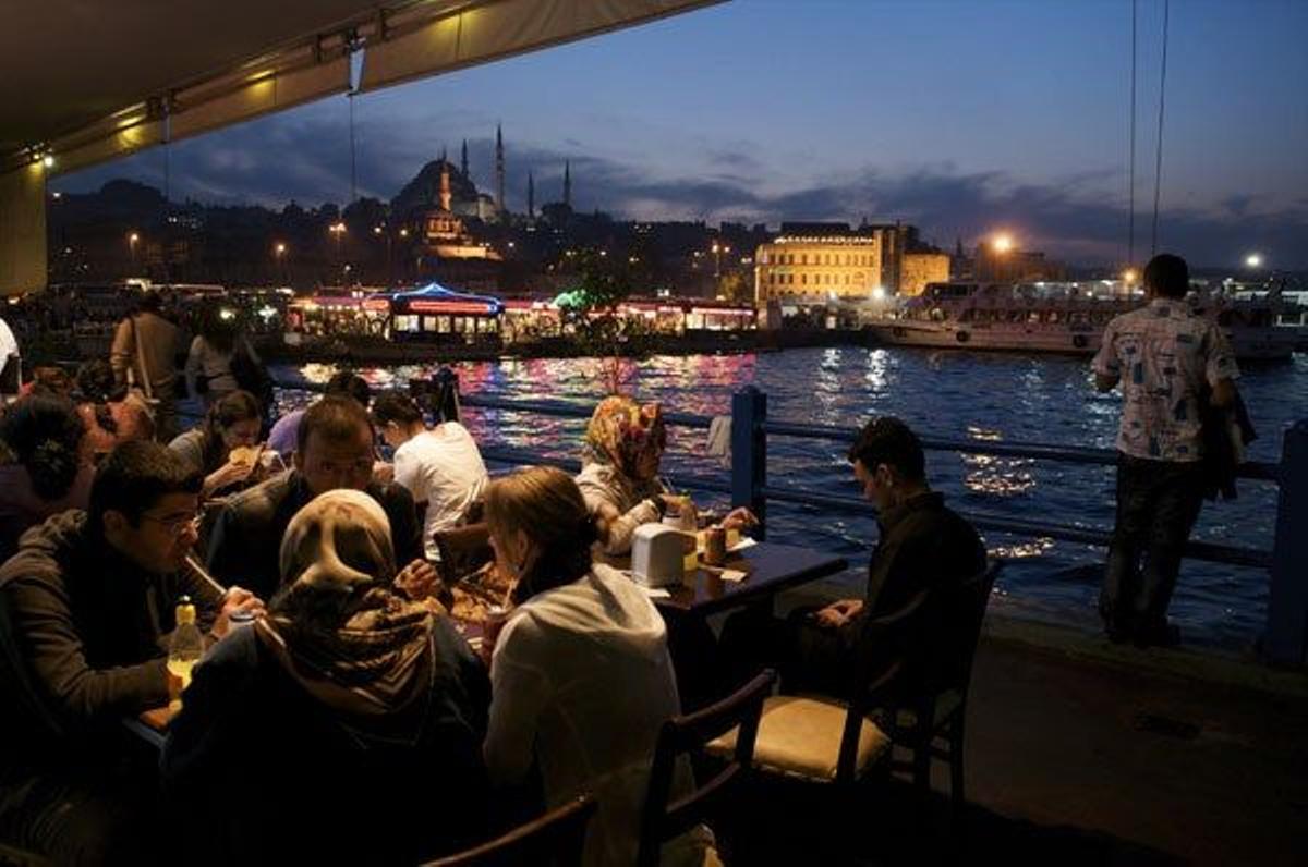 PUENTE SOBRE LA HISTORIA
El Puente Gálata es una bella estructura de hierro firmemente anclada