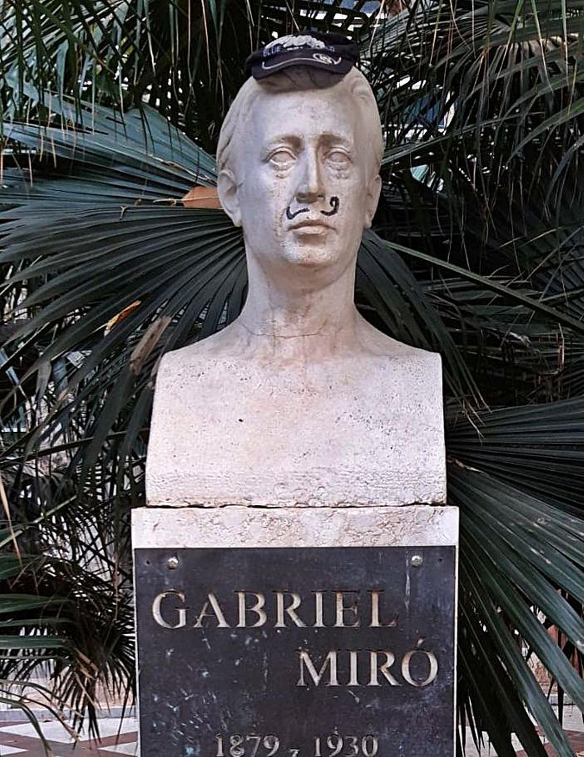 El busto de Gabriel Miró, con bigote, y la plaza tras la limpieza que ayer hizo el Ayuntamiento. | INFORMACIÓN