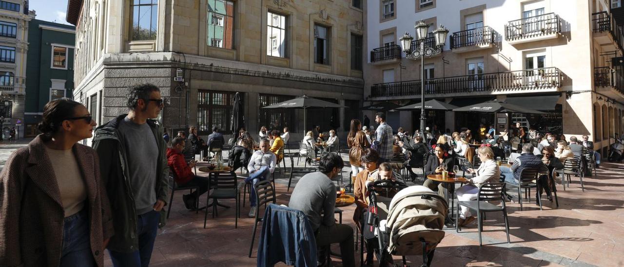 Aspecto que presentaba una terraza hostelera de Porlier el pasado 31 de octubre. | Luisma Murias