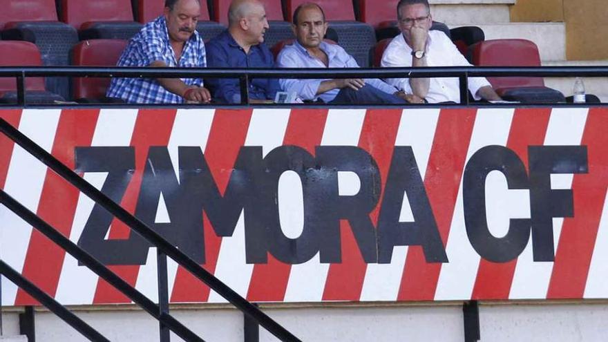 El presidente del Zamora, Segismundo Ferrero, segundo por la izquierda, en el partido ante el Mirandés B.