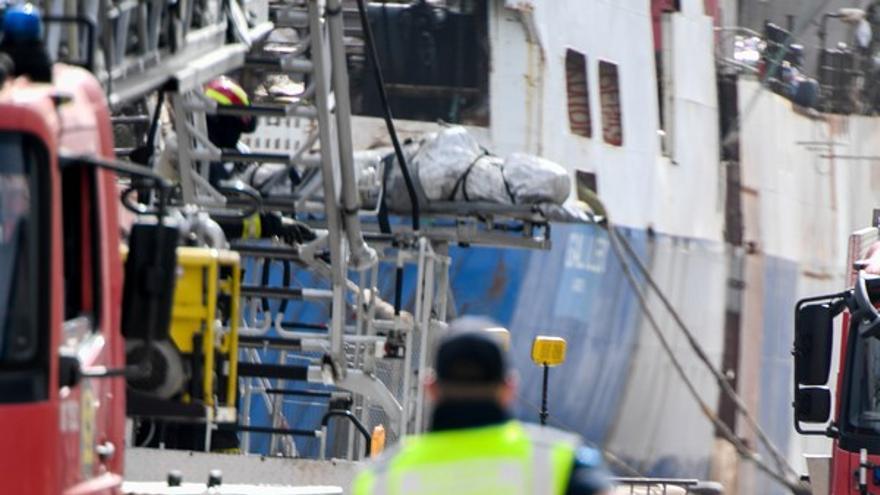 Extinguido el incendio en un barco en el puerto de La Luz con tres fallecidos