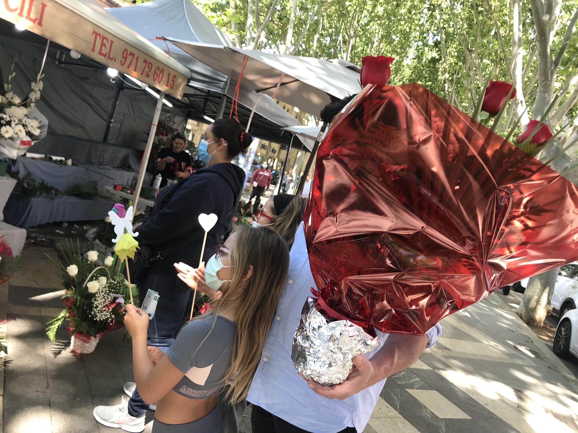 El Día de la Madre llena de flores y de gente la Rambla de Palma